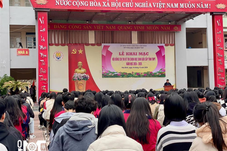 Các sĩ tử nghe quy chế thi vào chiều ngày 14/12/2024.